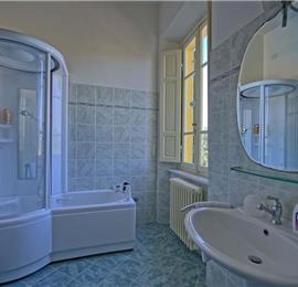 6 bedroom villa with large pool and tennis court near Arezzo, Southern Tuscany, sleeps 12